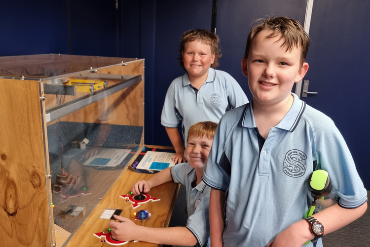 students on excursion to uow and science space centre